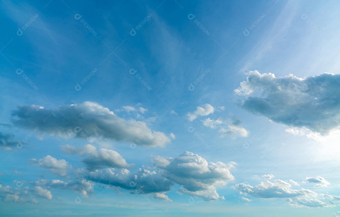 Lindo céu azul e nuvens cumulus brancas abstraem base.