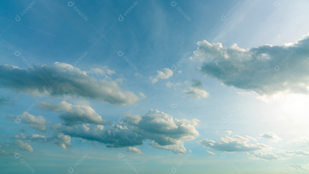 Lindo céu azul e nuvens cumulus brancas abstraem base.