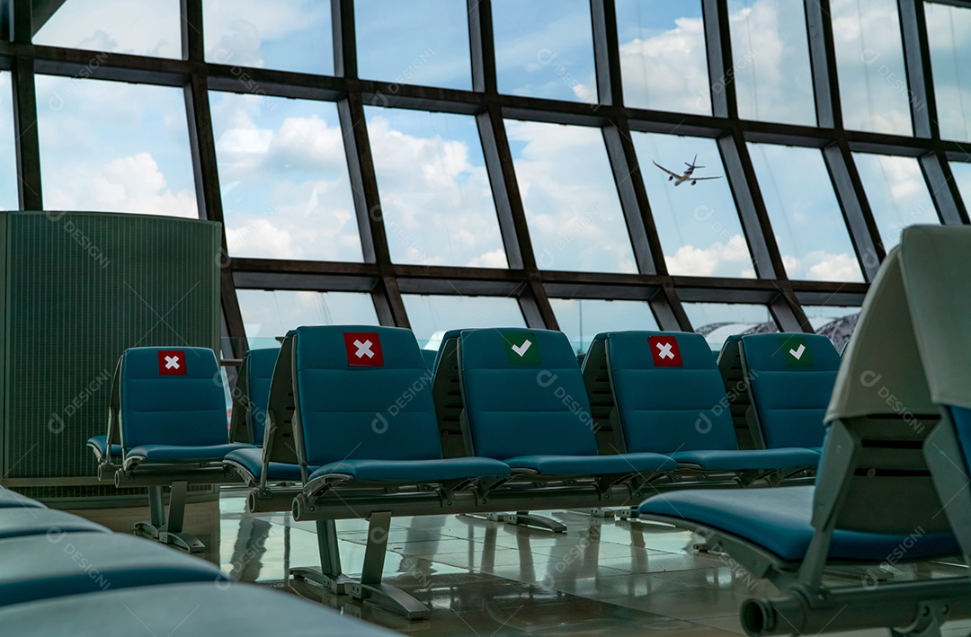 Lugar vazio na sala de embarque no terminal do aeroporto. Distância