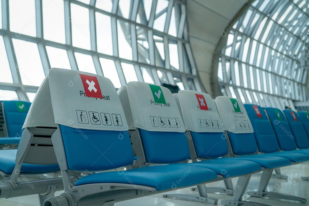 Lugar vazio na sala de embarque no terminal do aeroporto. Distância