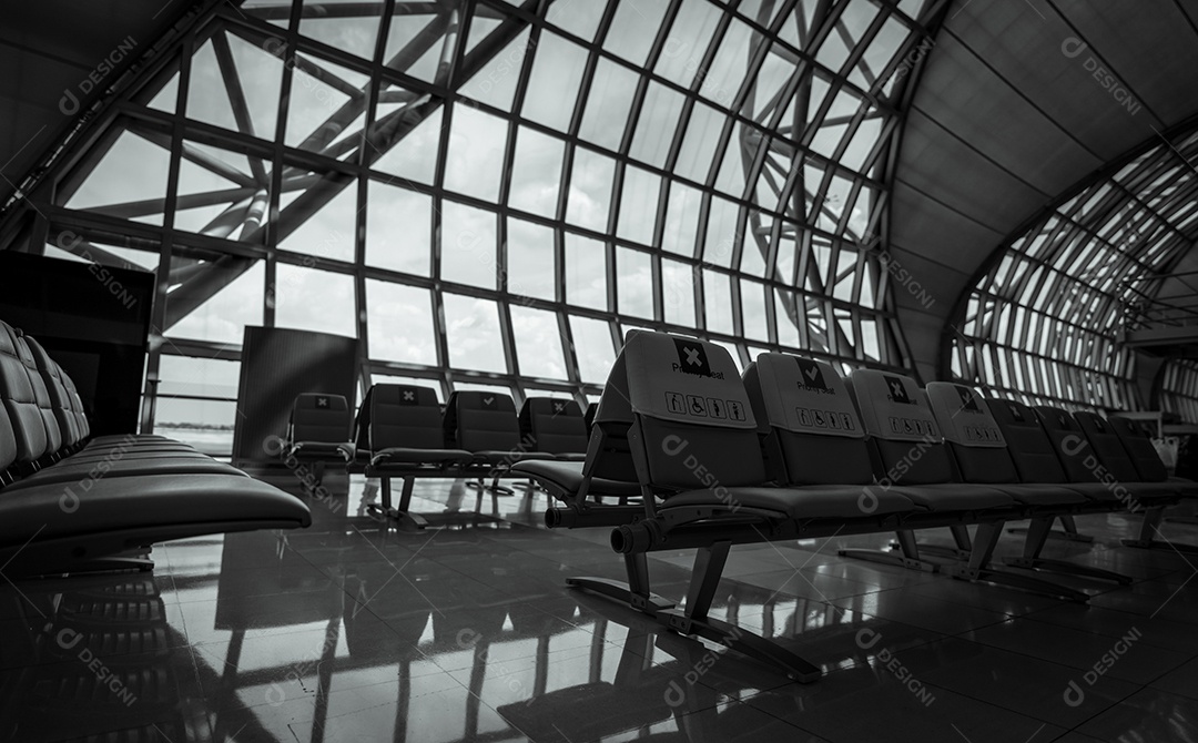 Lugar vazio na sala de embarque no terminal do aeroporto. distância social