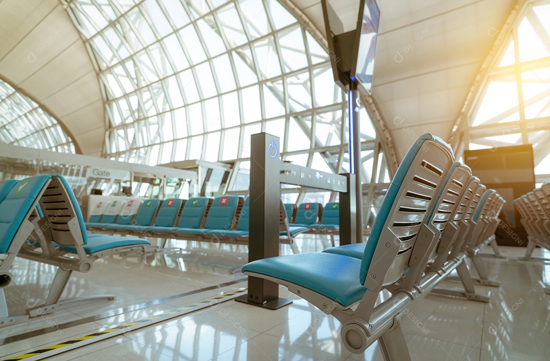 Foco seletivo no assento na sala de embarque no terminal do aeroporto.