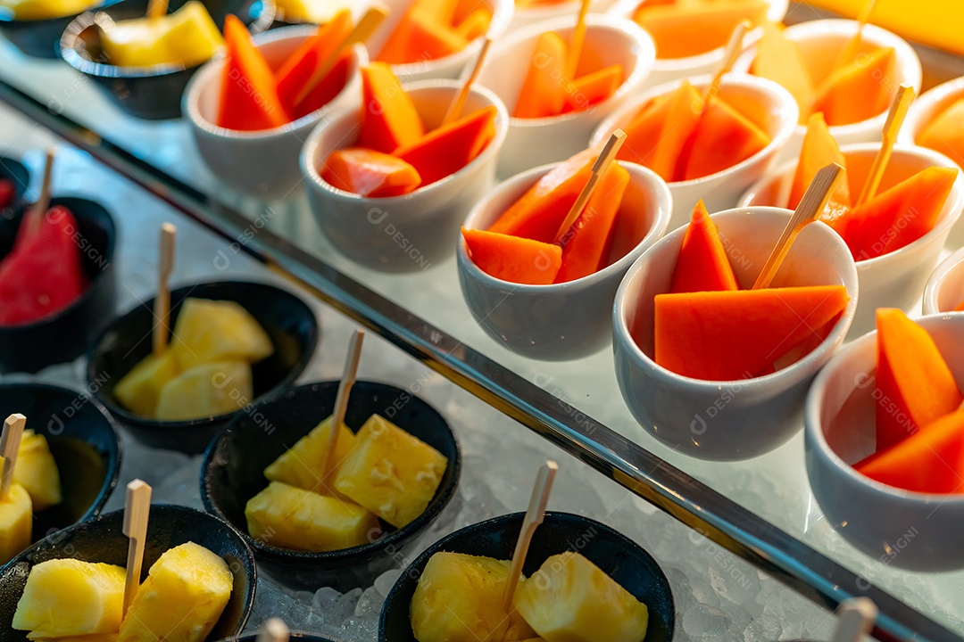 Buffet de frutas tropicais em evento em restaurante. Comida de restauração.