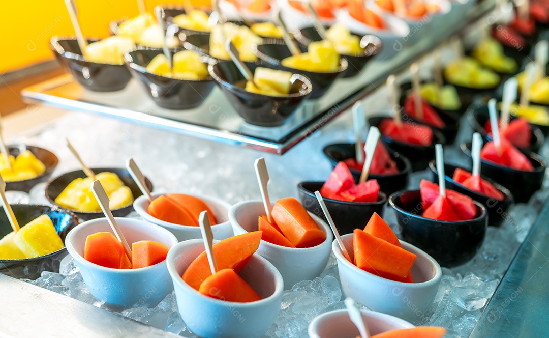 Buffet de frutas tropicais em evento em restaurante. Comida de restauração.