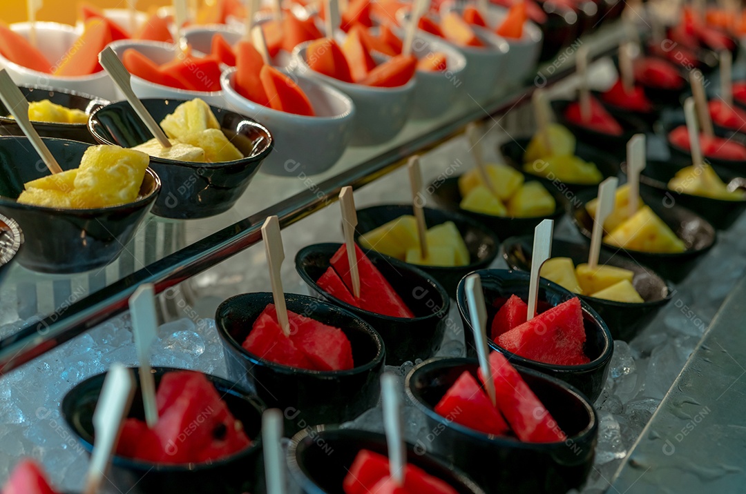 Buffet de frutas tropicais com foco seletivo em evento em restaurante.