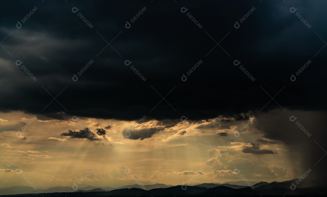 Céu do céu com luz divina sobre a cordilheira. raios de sol