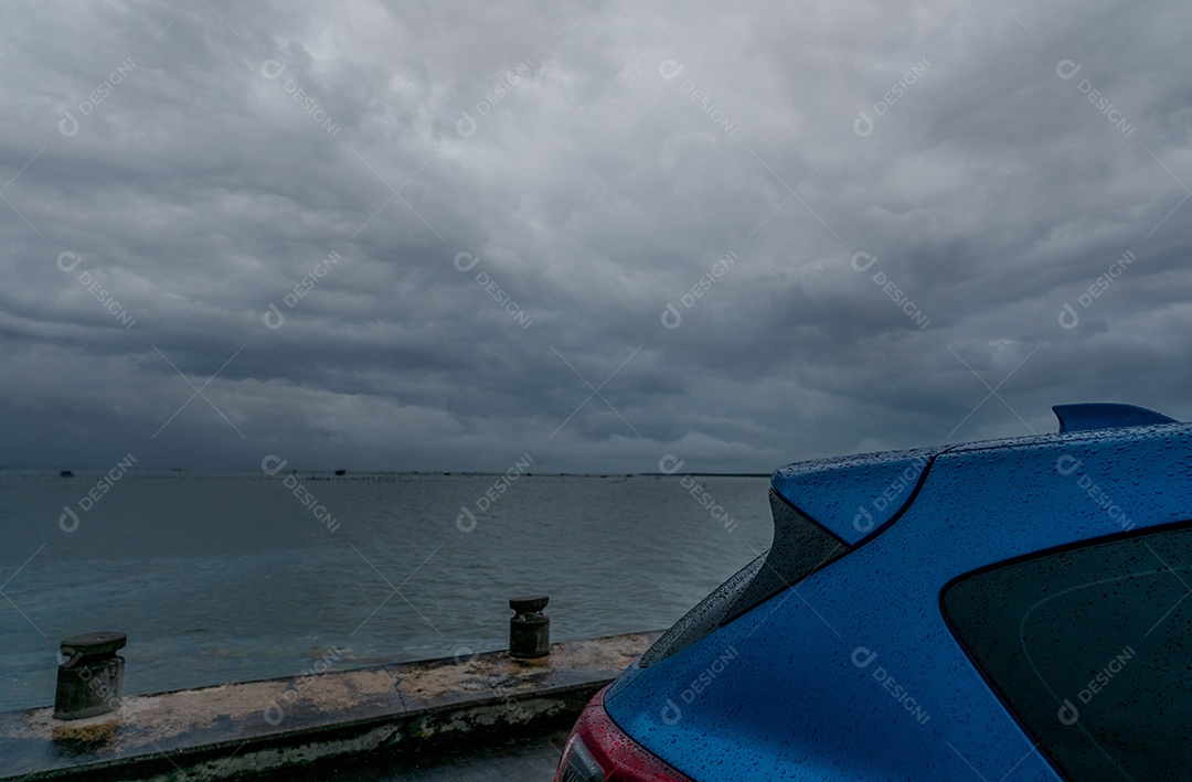 Foco seletivo no porta-malas do carro SUV de luxo azul estacionado em concreto