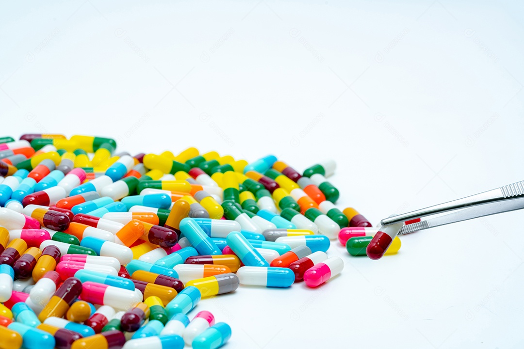 A pinça escolhe a cápsula vermelha e branca do grupo de comprimidos da cápsula. Medicamento