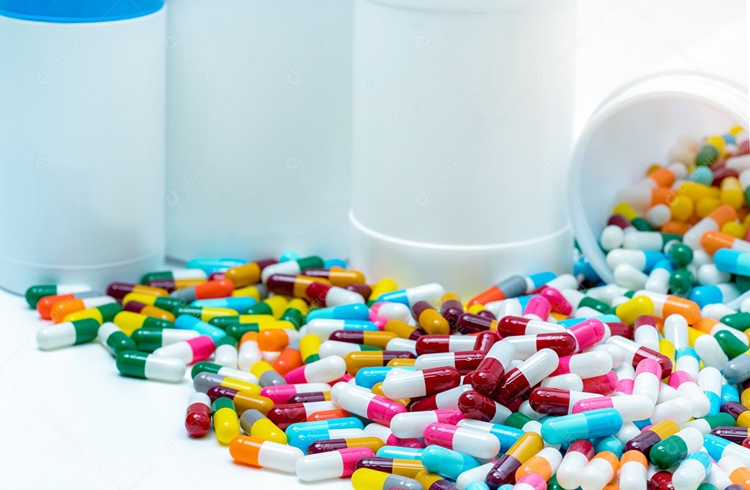 Pilha de cápsula de antibiótico com garrafa de plástico. Medicamento antibiótico