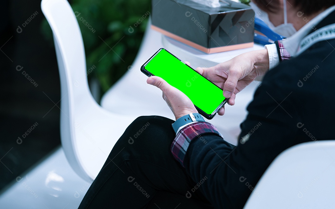 Mão de pessoa asiática segurando smartphone com display touchscreen