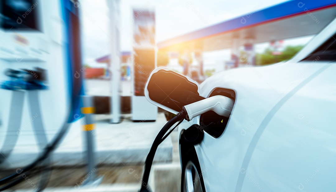 Carro EV carregando na estação de carregamento de carro elétrico ao ar livre. carro elétrico