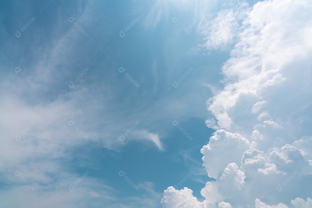 Lindo céu azul e nuvens cumulus brancas abstraem