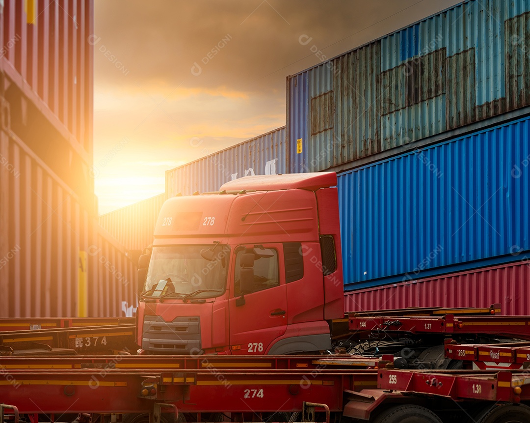 Recipiente logístico vermelho e azul com caminhão.