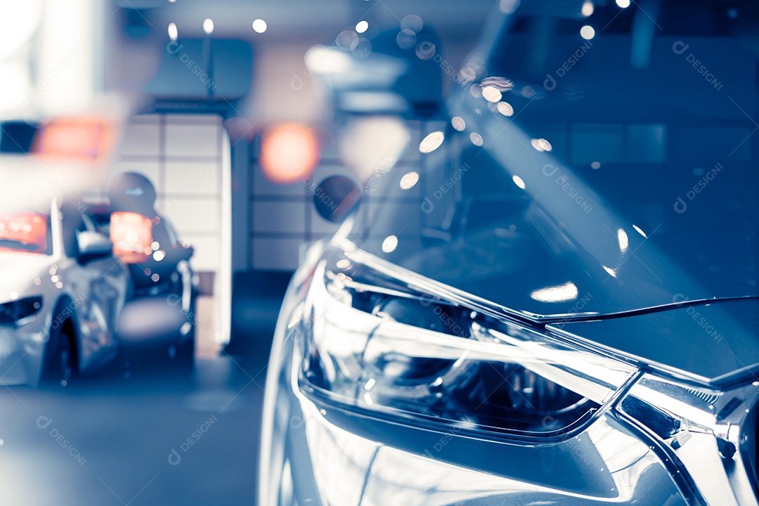 Carro cinza de foco seletivo estacionado em showroom de luxo. Concessionária