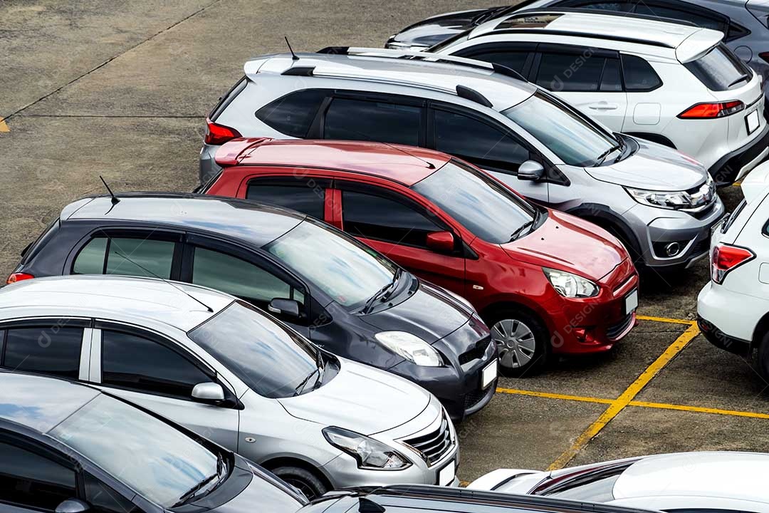 Carro estacionado no estacionamento do aeroporto para locação. Vista aérea