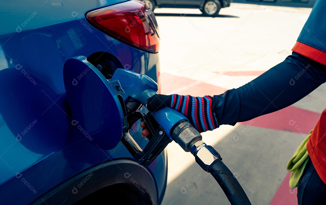 Carro abastecendo em posto de gasolina. Reabastecer com gasolina gasolina.