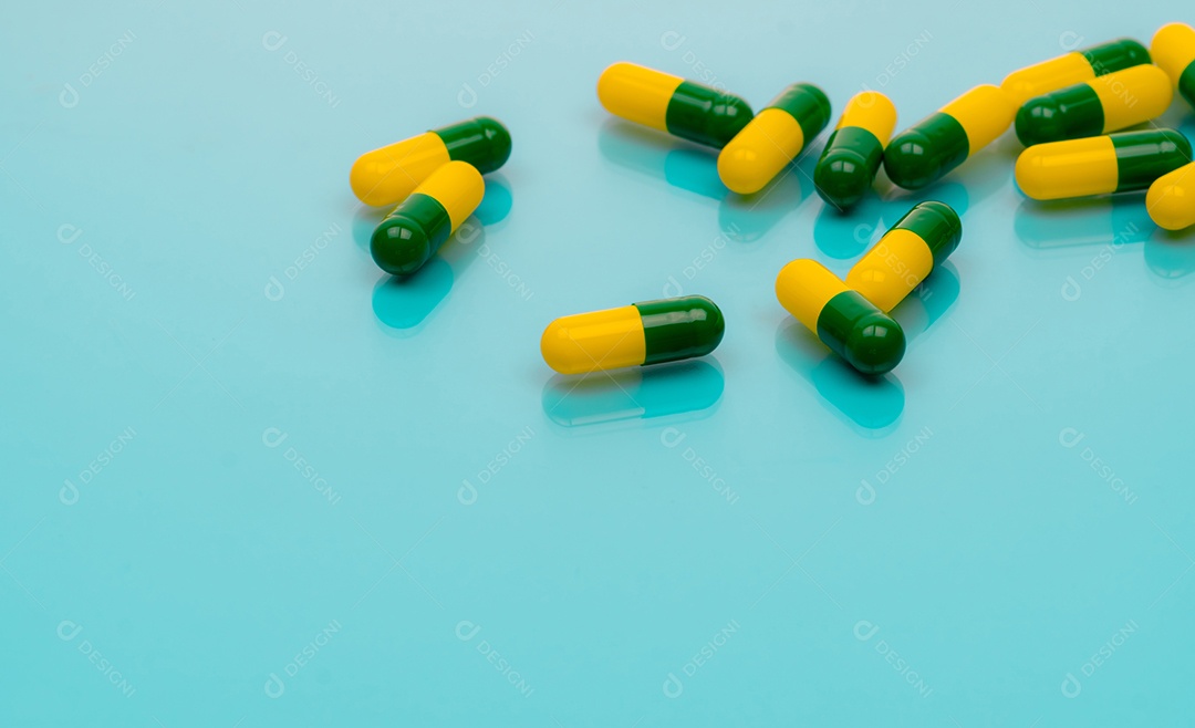 Comprimidos de tramadol. Comprimidos cápsula verde-amarelo sobre fundo azul.