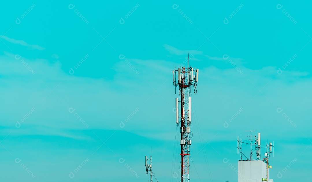 Torre de telecomunicações com céu azul. Antena no céu azul.