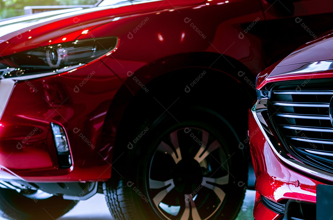 Closeup carro vermelho estacionado no showroom de luxo. Escritório de concessionária de carros