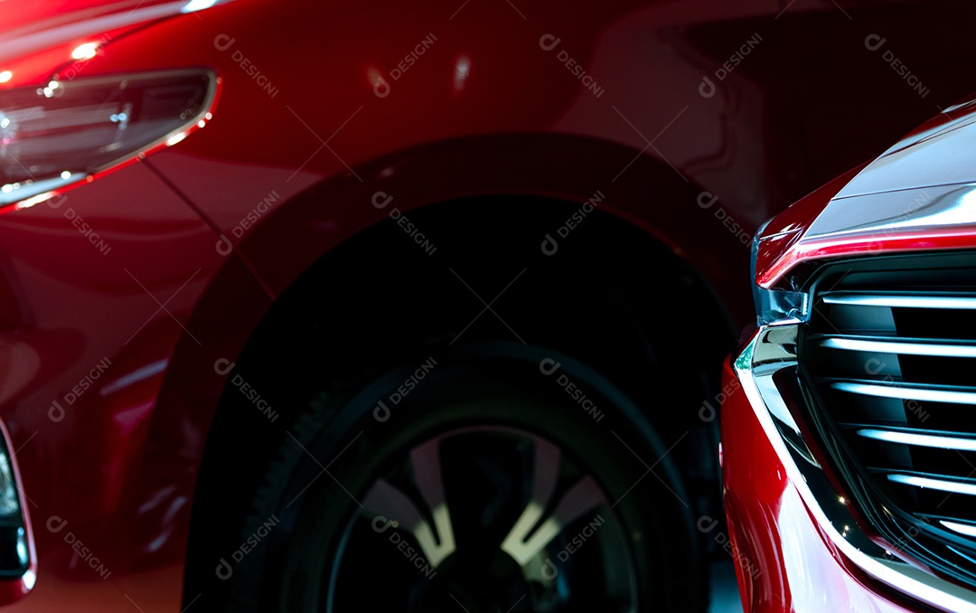 Closeup carro SUV de luxo vermelho no showroom. Escritório de concessionária de automóveis.