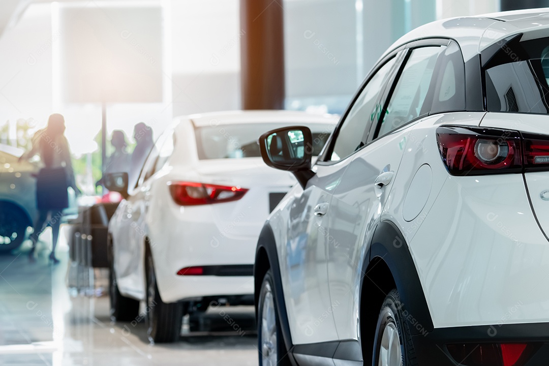 Carro SUV branco retrovisor em showroom de luxo moderno em borrão