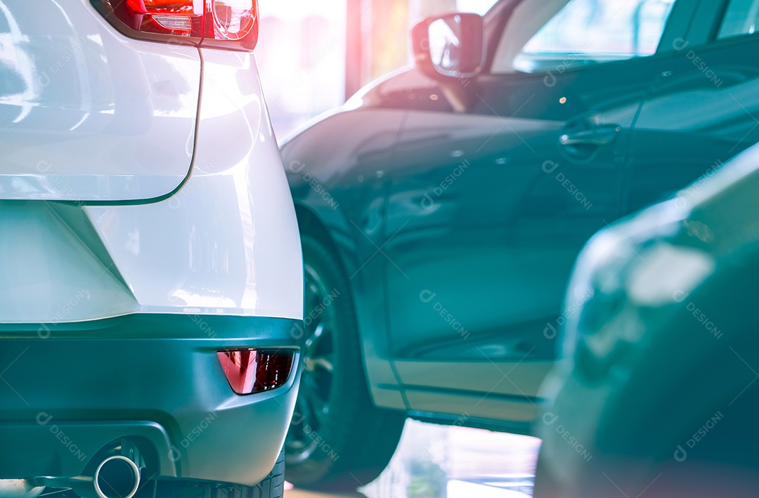 Carro branco de foco seletivo estacionado em showroom de luxo. Concessionárias de carros