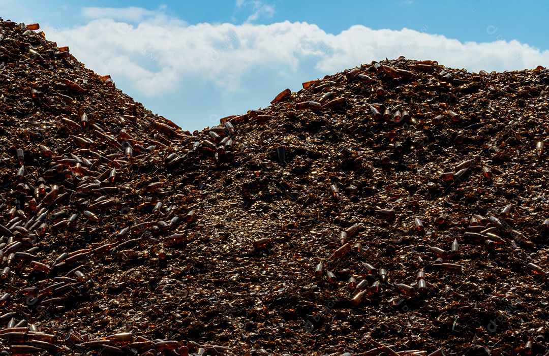 Pilha de garrafa marrom para reciclar na fábrica de reciclagem.