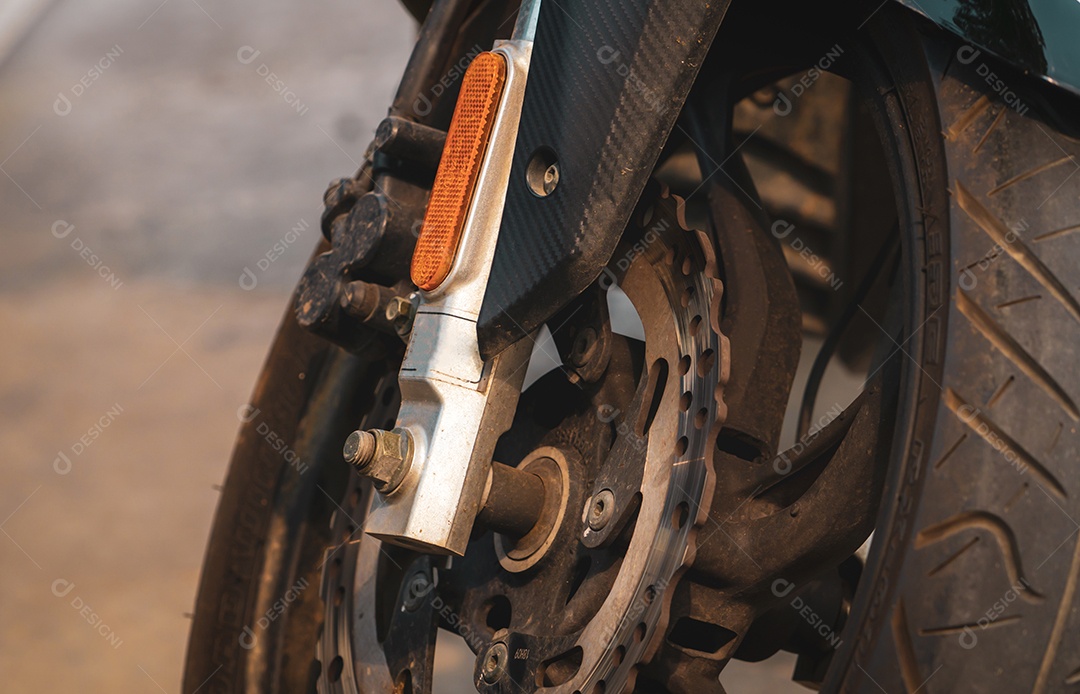 Closeup freio a disco da motocicleta. Acessório para moto.