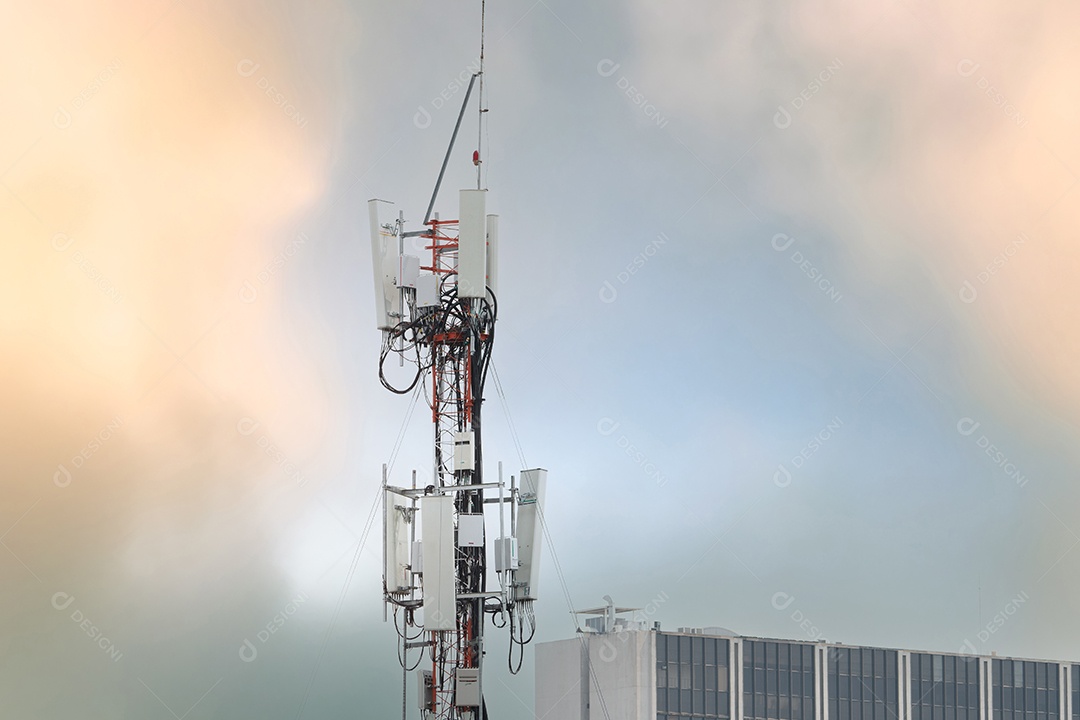 Torre de telecomunicações perto do prédio. Antena. rádio e satélite
