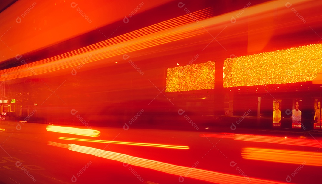 Rua da cidade à noite com luz de carro de alta velocidade turva.