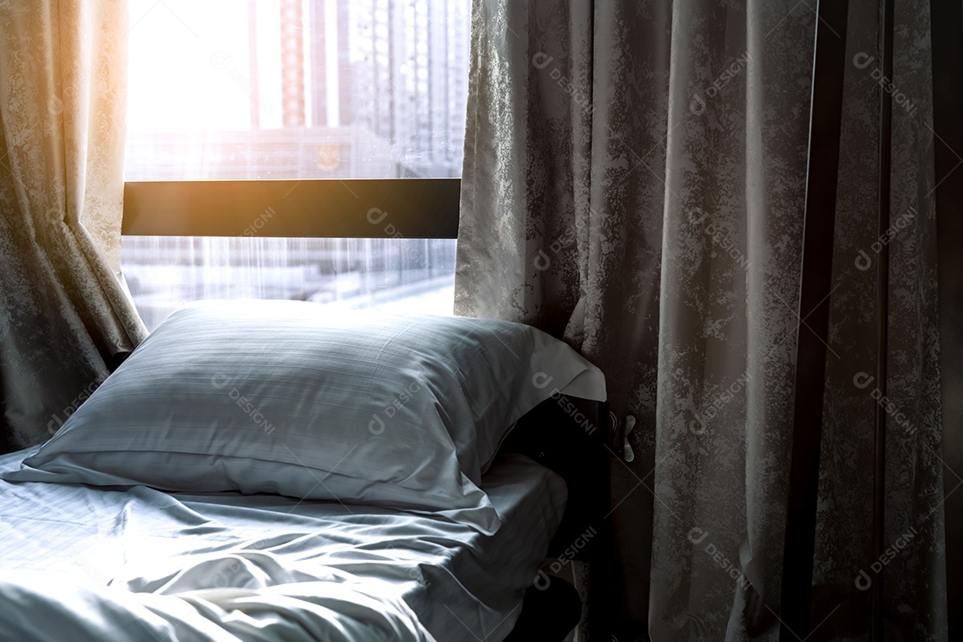 Cama confortável branca e travesseiro macio no quarto moderno.