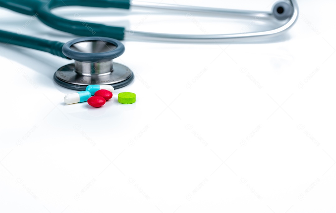 Estetoscópio, cápsula e comprimidos comprimidos na mesa do médico ou enfermeira