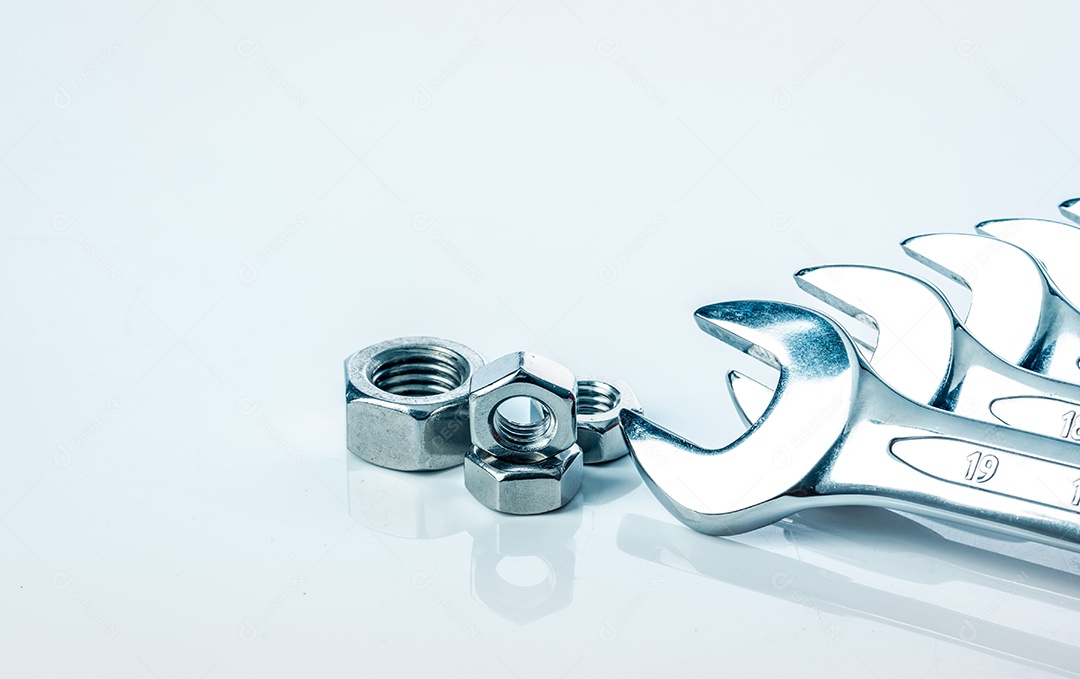 Porcas sextavadas de metal e chaves cromadas isoladas