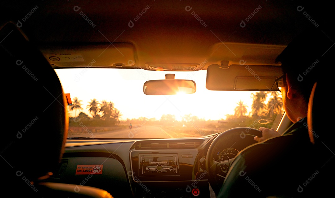 Vista traseira de um homem dirigindo o carro para uma viagem de verão.