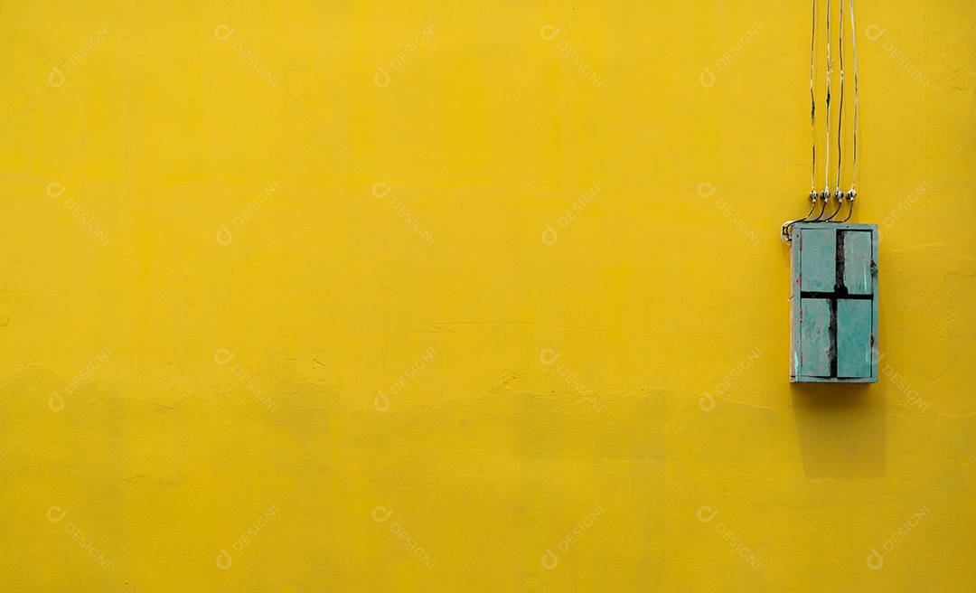 Caixa de madeira verde, equipamento de controle elétrico na fábrica