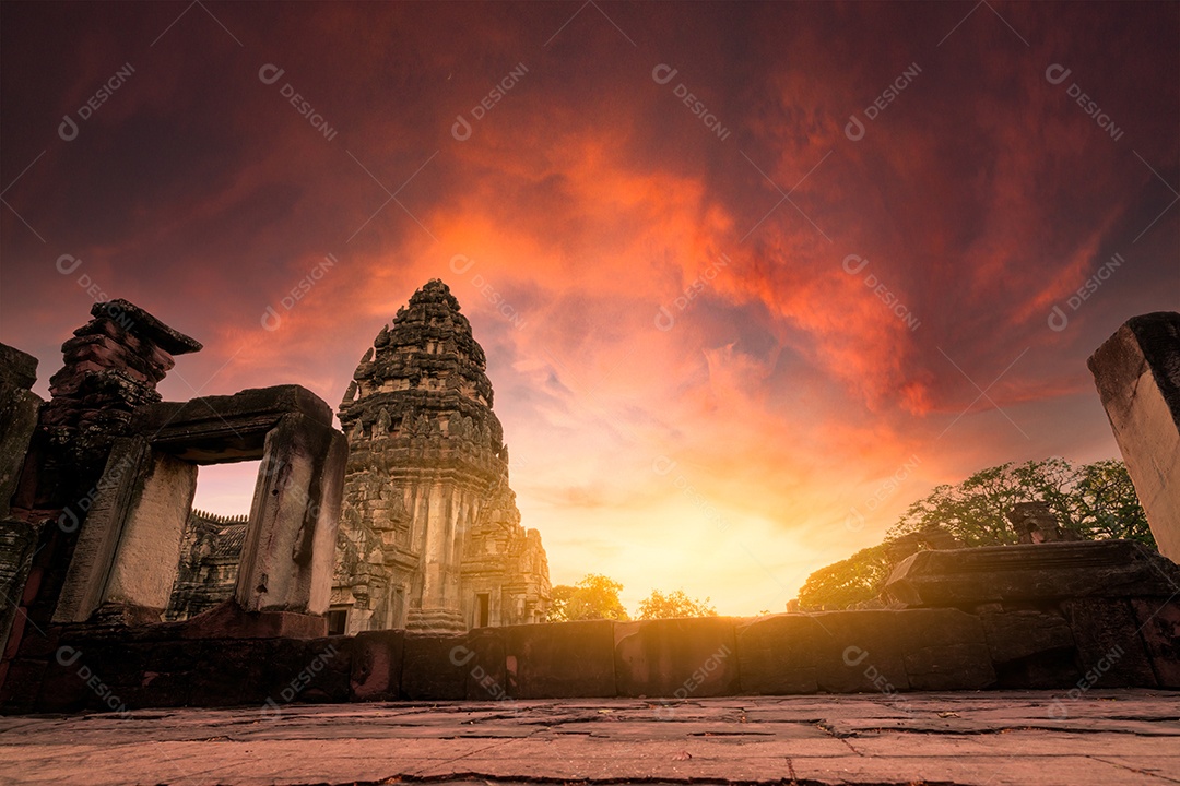 Foco seletivo em Phimai Historical Park com céu pôr do sol.