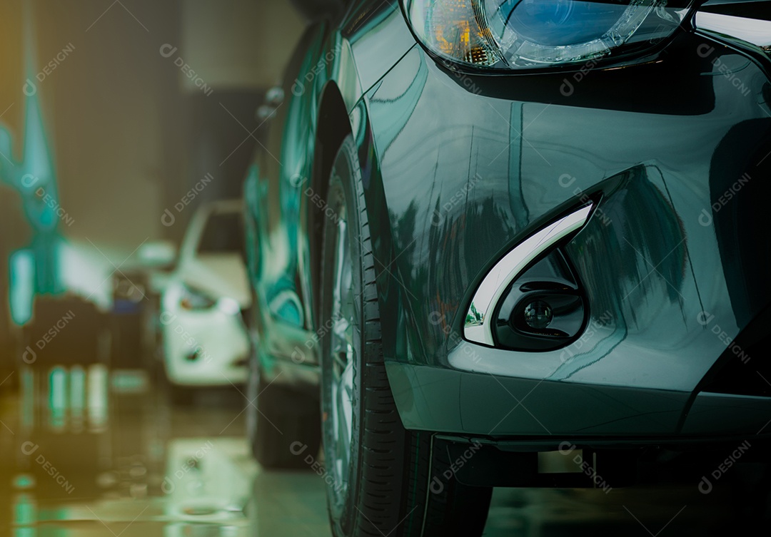 Novo carro cinza de luxo estacionado em showroom moderno para venda. negócio de carro