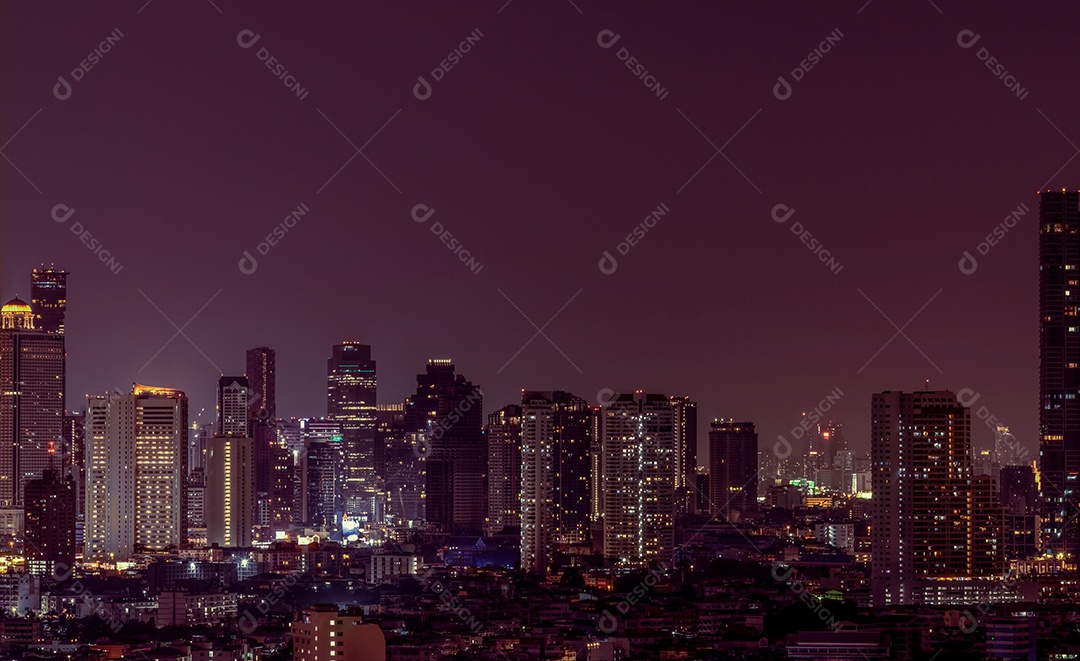 Paisagem urbana de edifício moderno à noite. arquitetura moderna