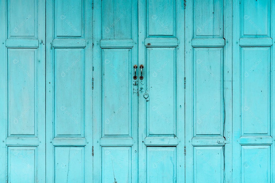 Porta de madeira verde ou azul fechada. Ba abstrato da porta da frente vintage