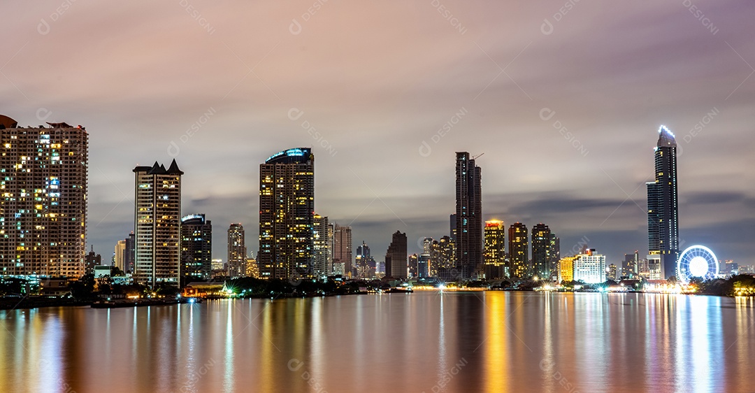 Paisagem urbana de edifício moderno perto do rio no meio da noite.