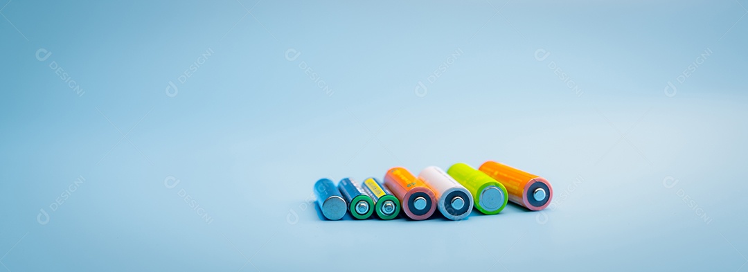 Bateria recarregável em fundo azul. Foco seletivo negativo