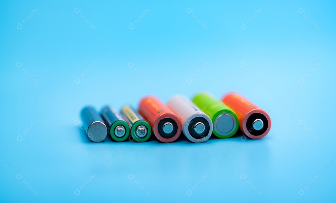 Bateria recarregável em fundo azul.