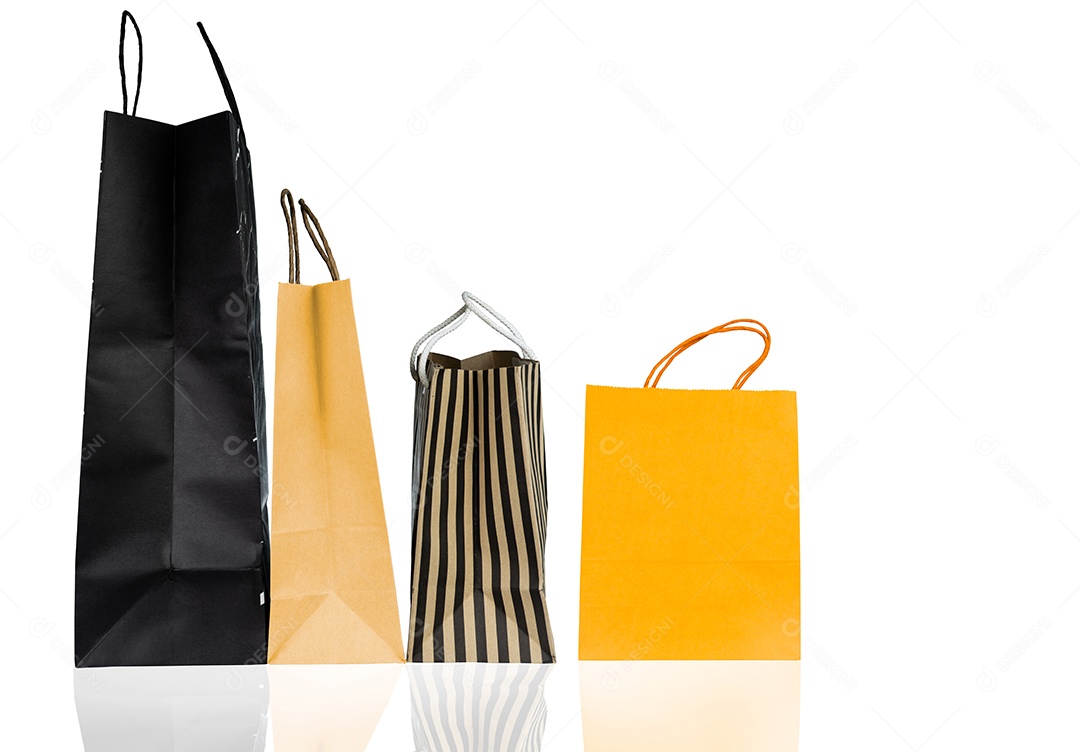 Quatro sacolas de papel isoladas no fundo branco. Compras