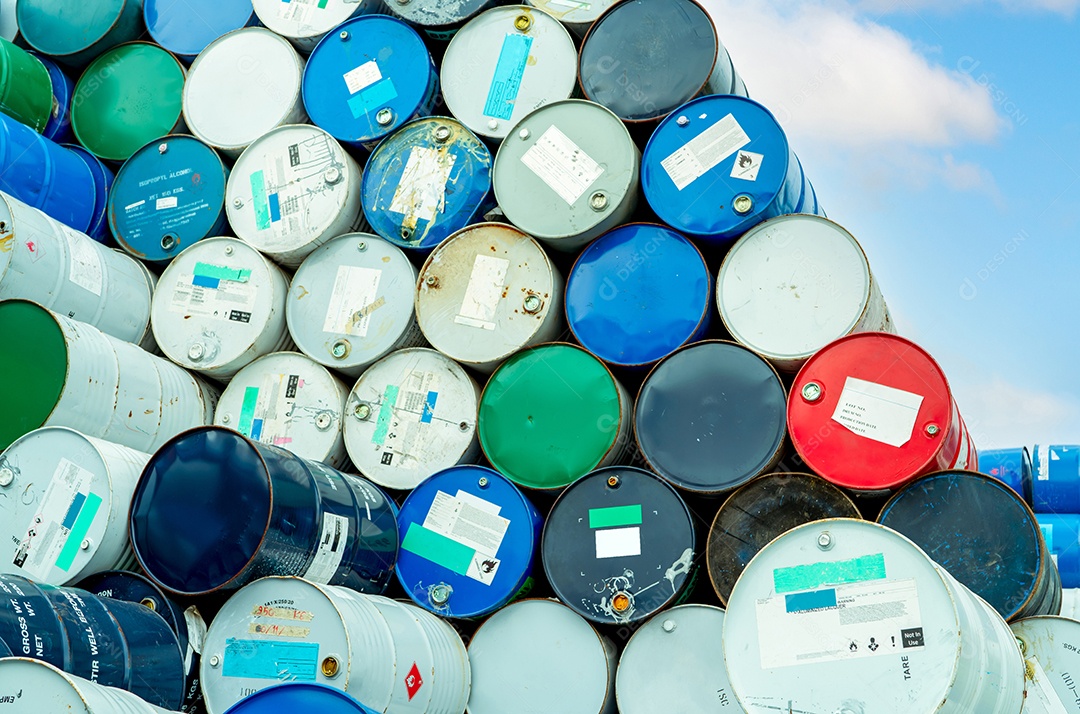 Barris de produtos químicos antigos com etiqueta de aviso de líquido inflamável.