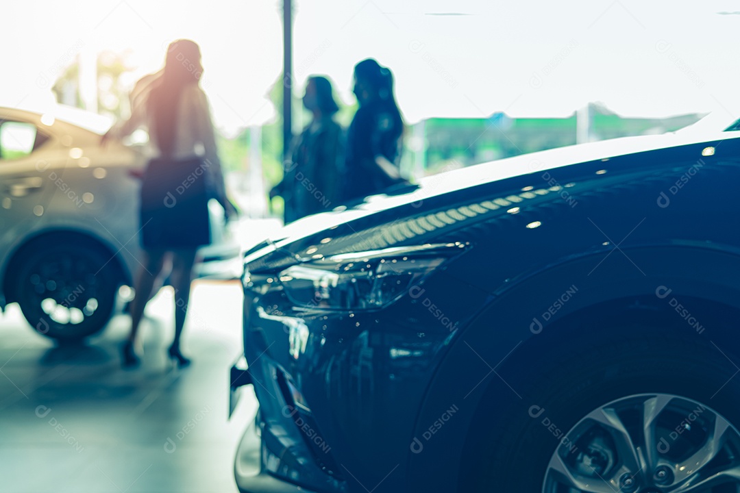 Vendedora turva e compradora em showroom de luxo. Concessionária de carros.