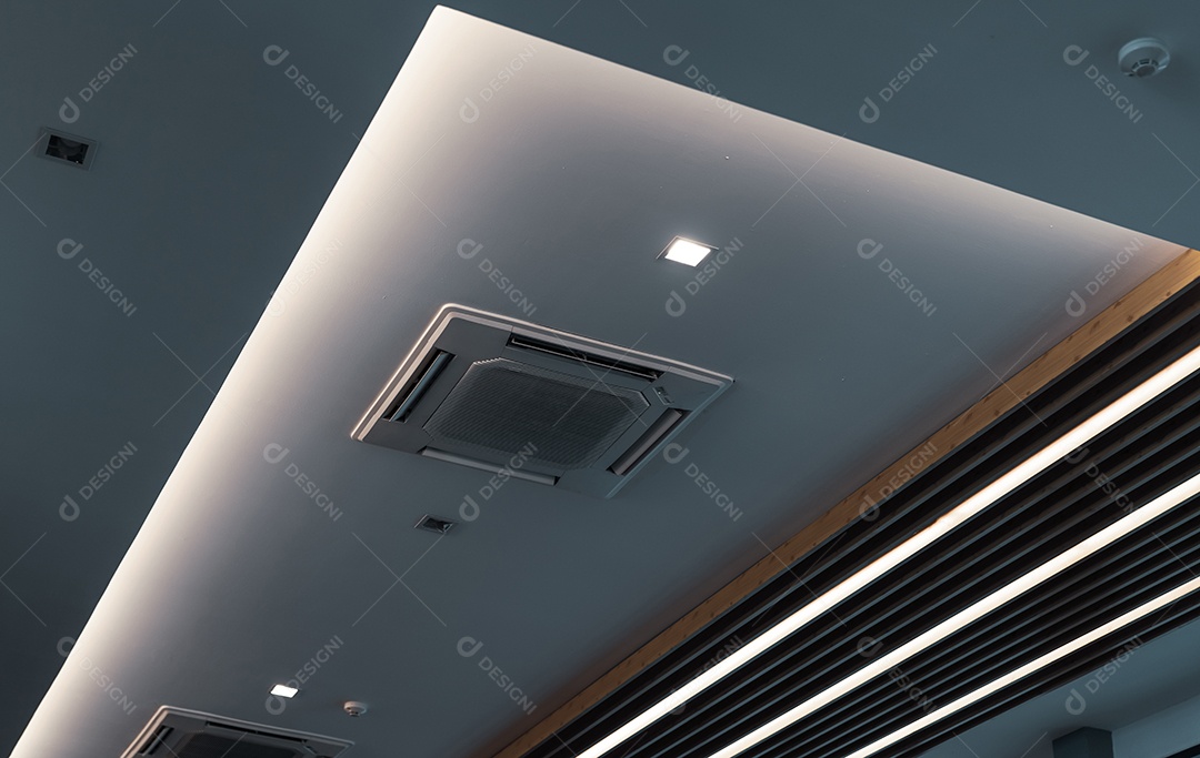 Foco seletivo no ar condicionado tipo cassete montado no teto