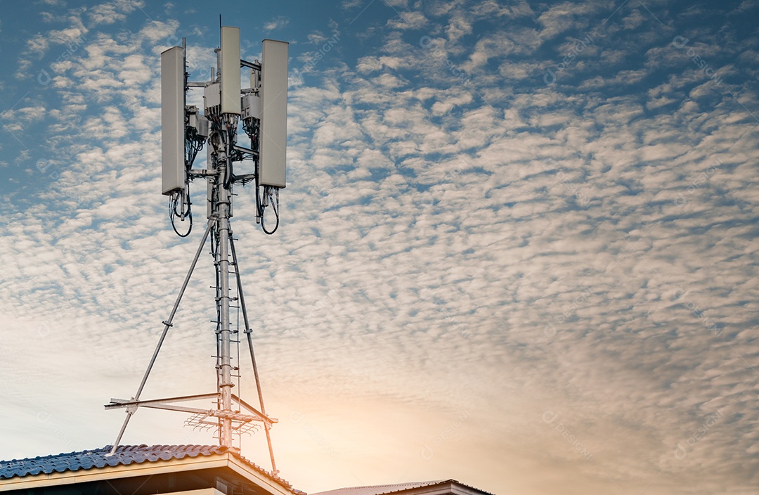 Torre de telecomunicações com fundo de céu azul e nuvens brancas