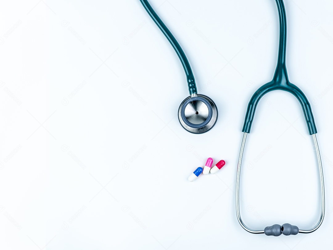 Vista superior do estetoscópio verde com pilha de cápsula antibiótica