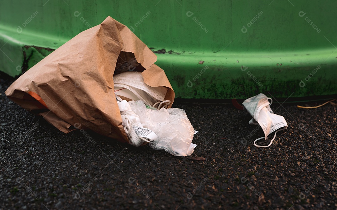 Descarte de máscara facial médica usada no chão. Eliminação de resíduos médicos