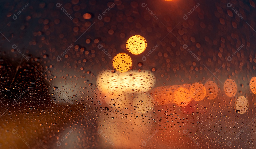 Bokeh de luz noturna laranja da luz da rua no dia do engarrafamento.